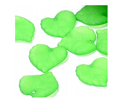 Zawieszki koraliki listki zielone 15x15 mm 8 sztuk